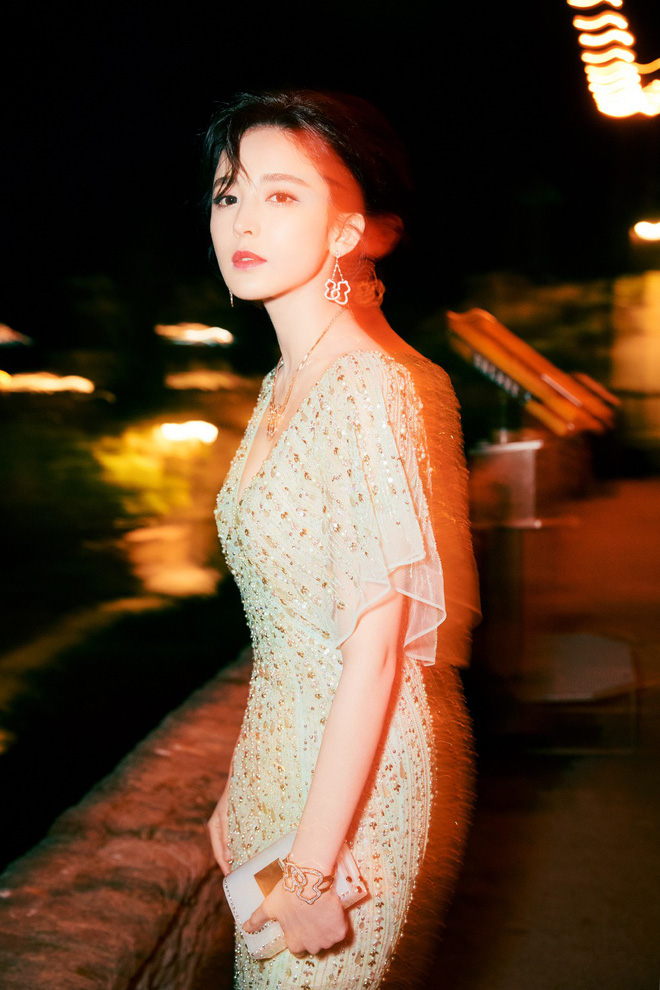 Cannes 2018: Vắng bóng Phạm Băng Băng, mỹ nhân Tân Cương được cư dân mạng khen ngợi hết lời Cannes 2018: Vắng bóng Phạm Băng Băng, mỹ nhân Tân Cương được cư dân mạng khen ngợi hết lời